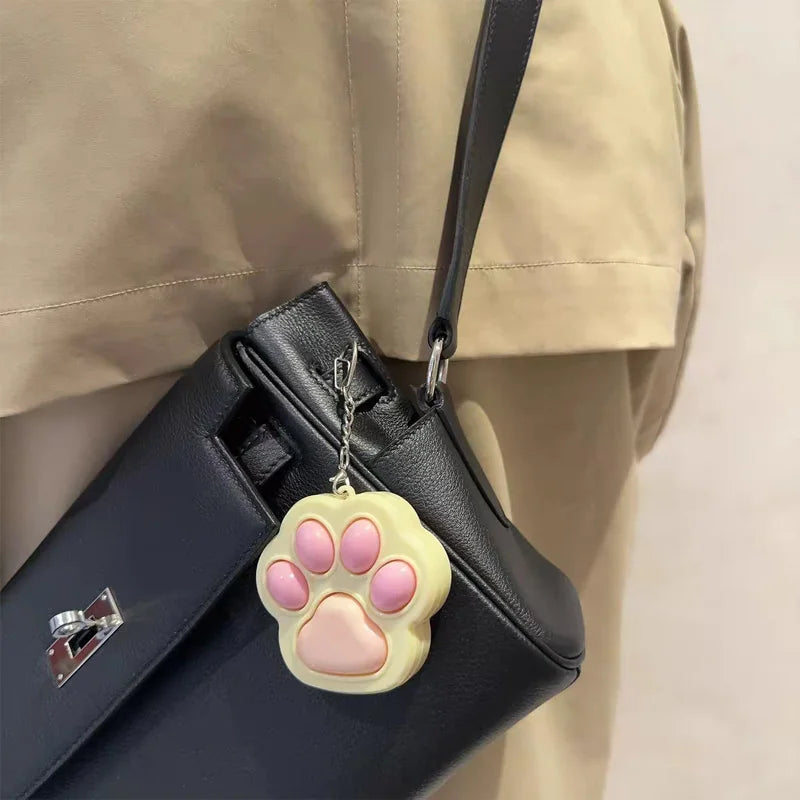 Porte-clés anti-stress patte de chat - gros plan