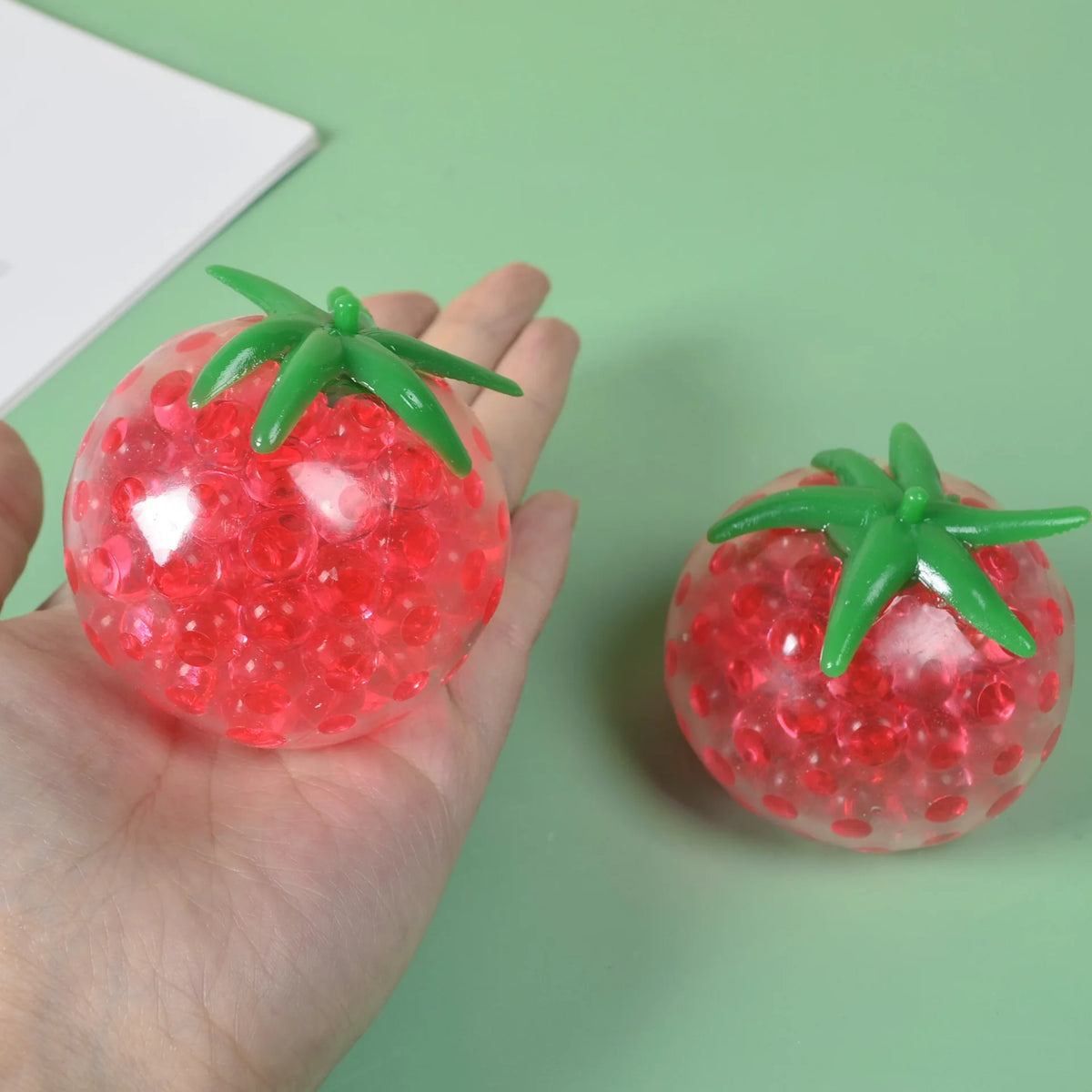 Squishy tomate anti-stress - en main